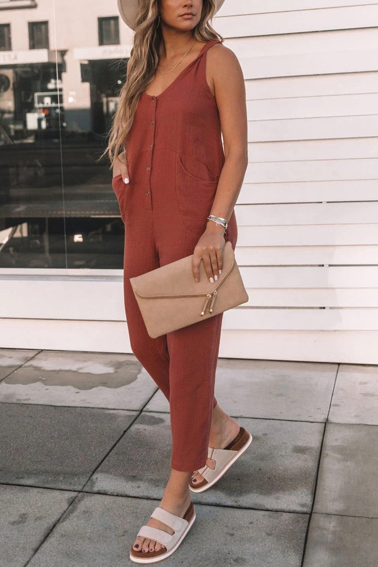 Mouwloze jumpsuit met knoopsluiting en hoge taille