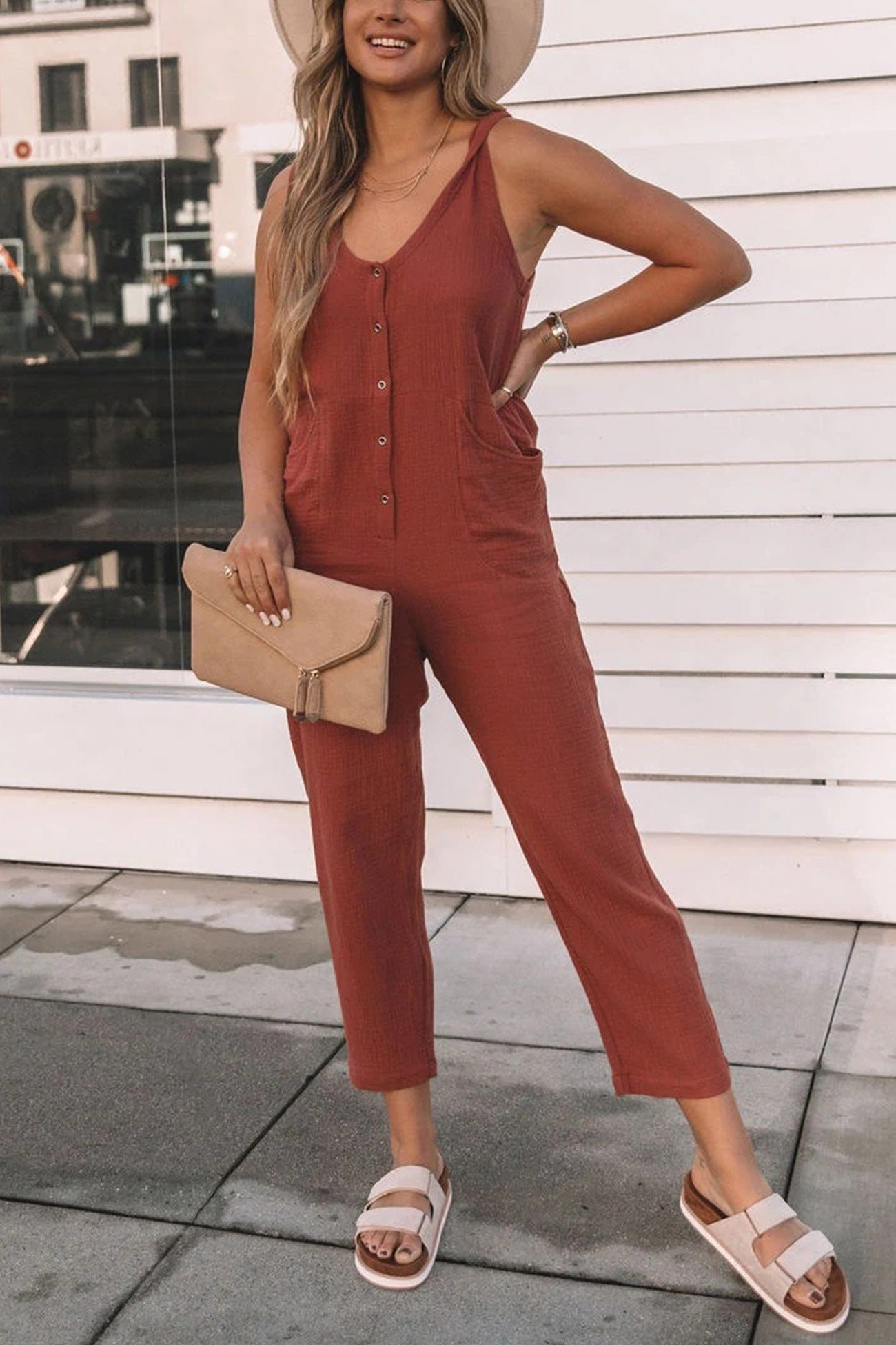 Mouwloze jumpsuit met knoopsluiting en hoge taille