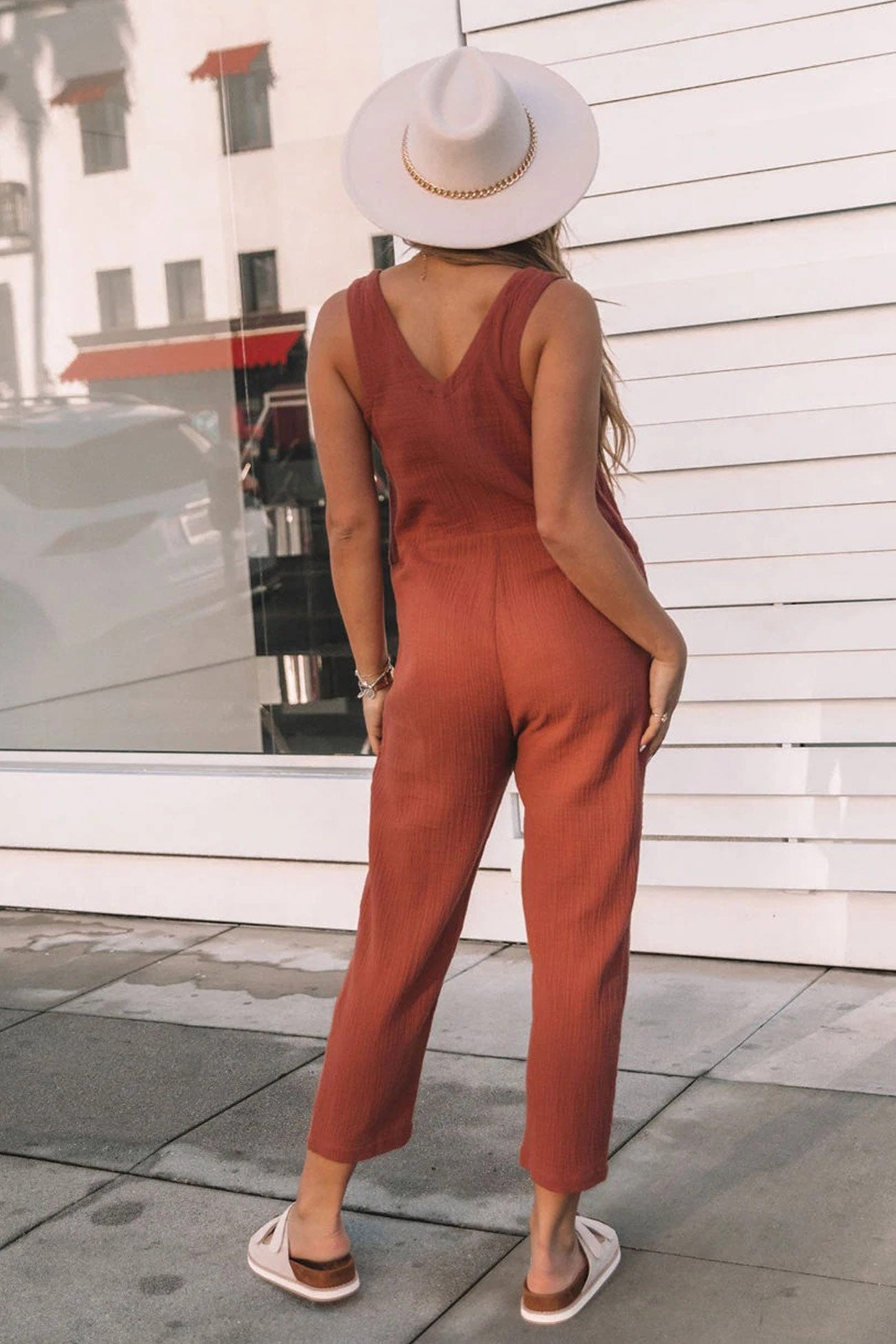 Mouwloze jumpsuit met knoopsluiting en hoge taille