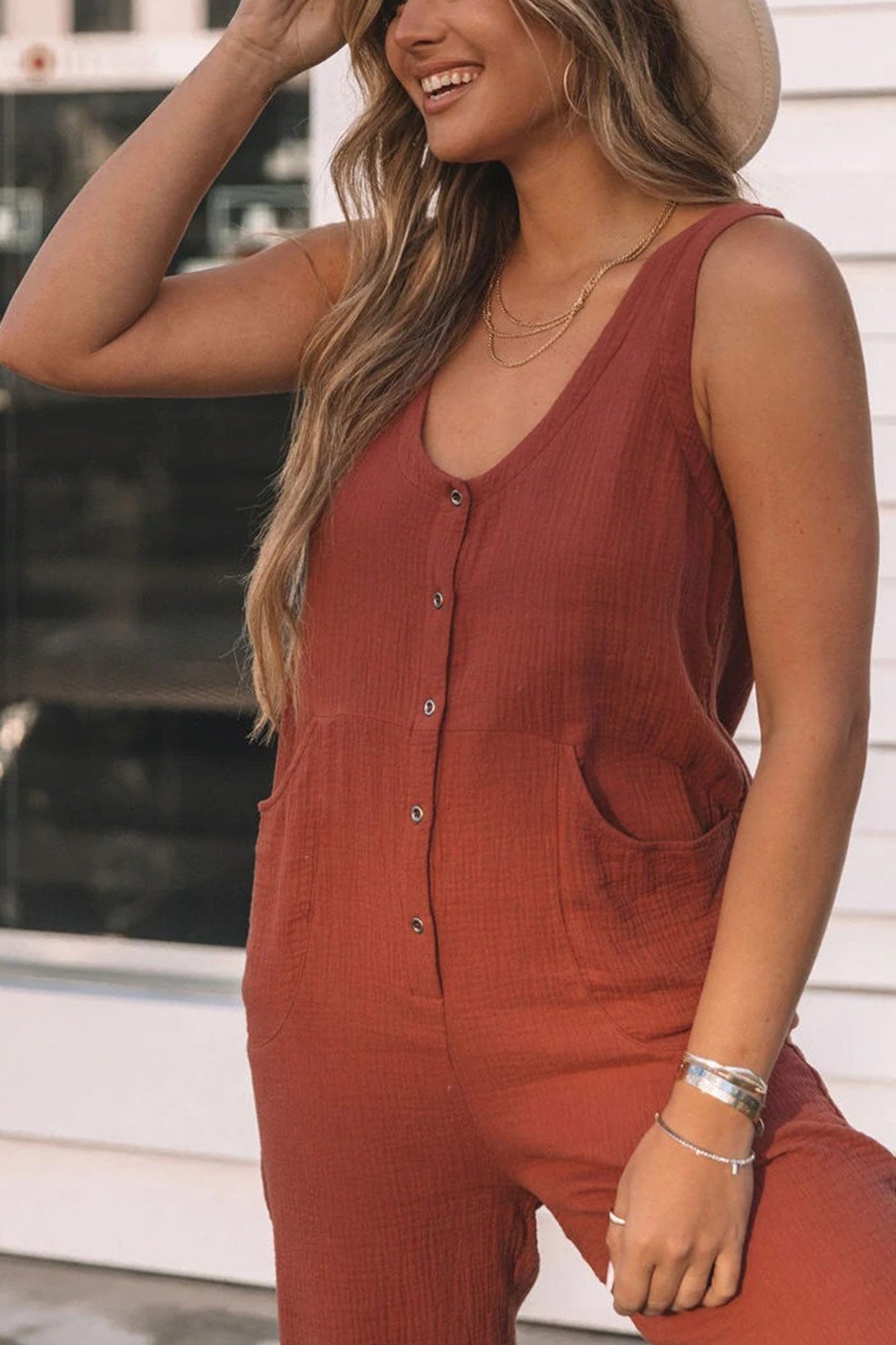 Mouwloze jumpsuit met knoopsluiting en hoge taille